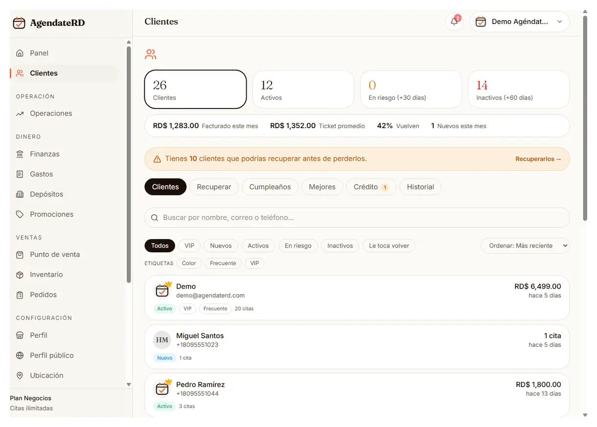 Directorio de clientes del CRM con los segmentos activos, en riesgo e inactivos